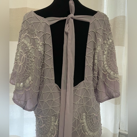 ASOS DESIGN Curve flutter sleeve circular embellished plunge midi dress in lilac - Picture 4 of 11